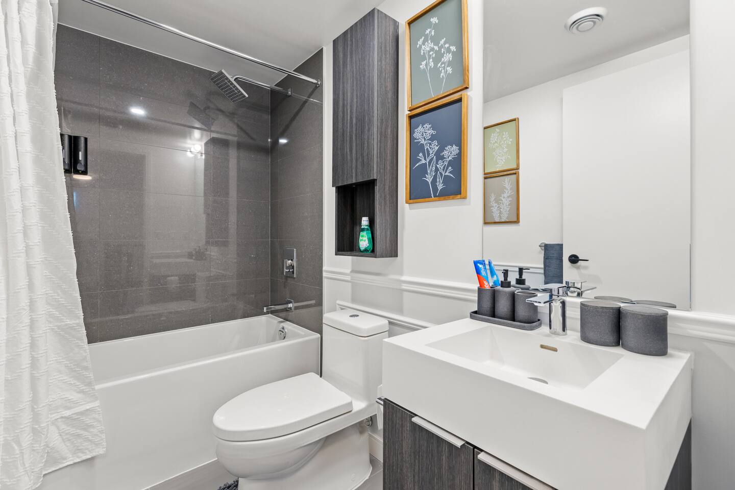 Pro-Designed 4BR3BTH 2-Storey Townhouse-DT Toronto