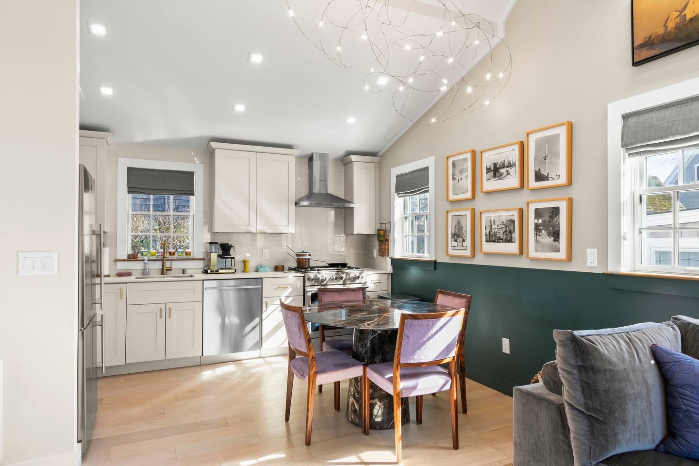 Modern Design - Walk to Galleries, Beach, Dining