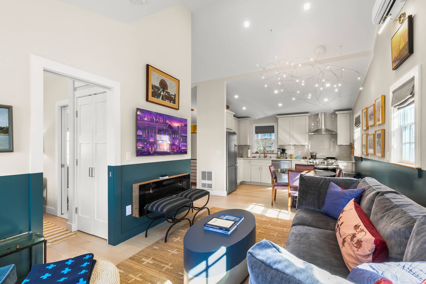 Modern Design - Walk to Galleries, Beach, Dining