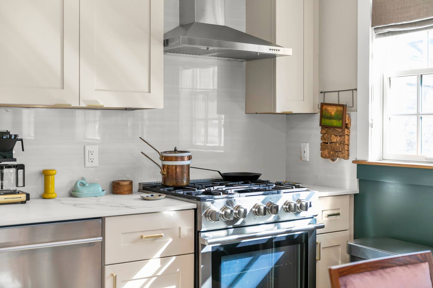 Modern Design - Walk to Galleries, Beach, Dining