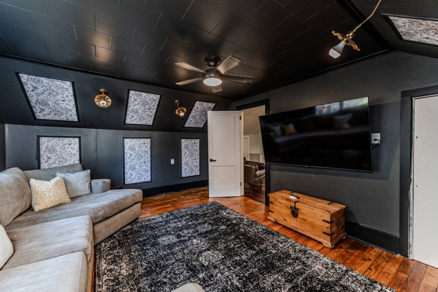 Stunning Historic Estate | King Bed | Movie Room