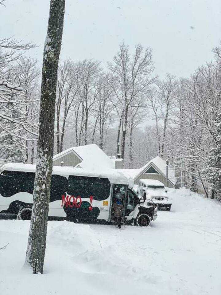 6BD 3BA - Mount Snow VT - Ski-Back Trail - Shuttle