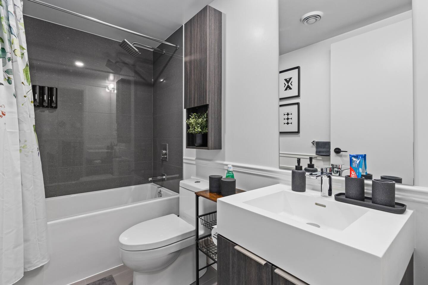 Luxury 4BR/3BT 2-Storey Home in Downtown Toronto