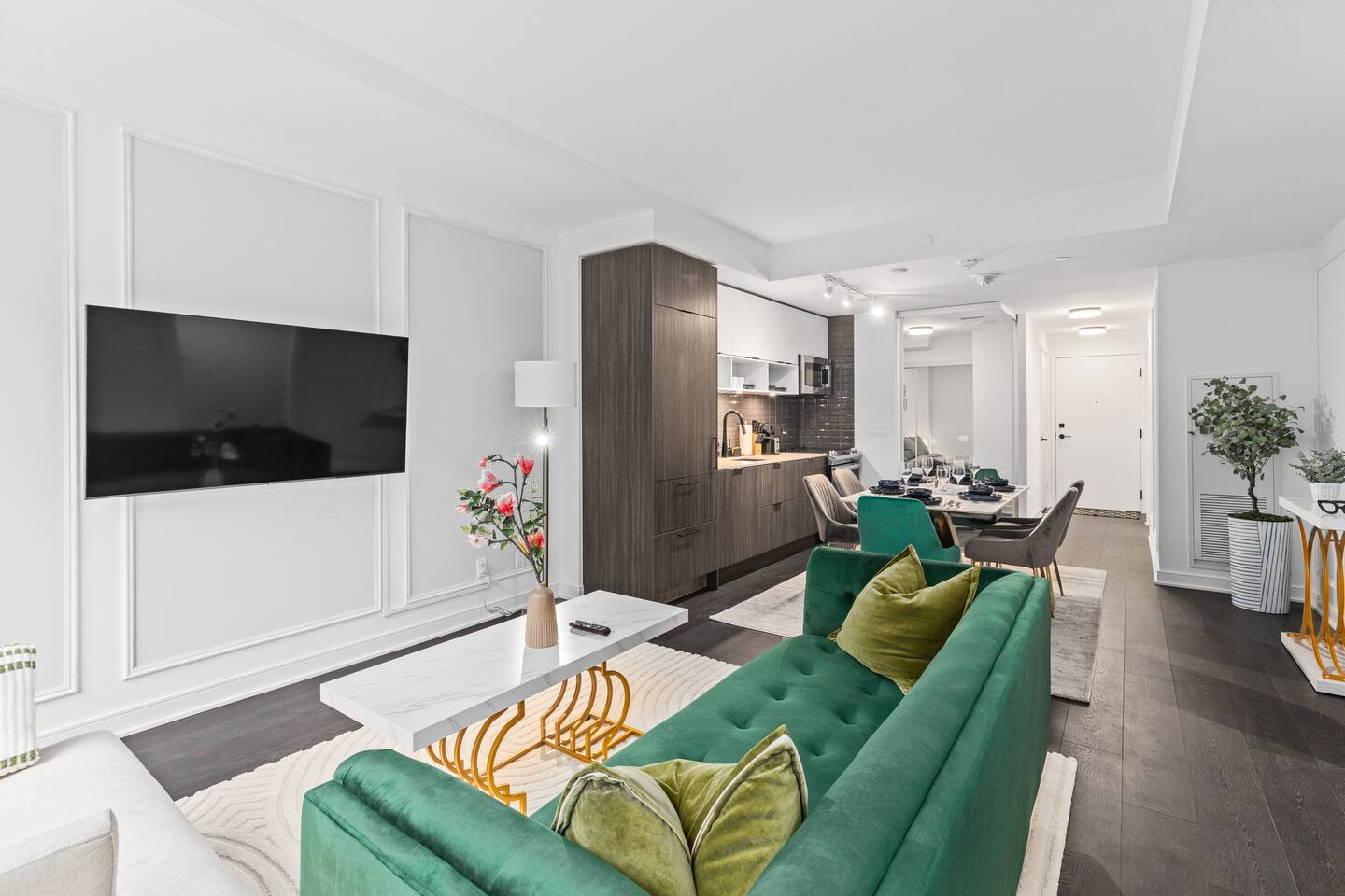 Luxury 4BR/3BT 2-Storey Home in Downtown Toronto