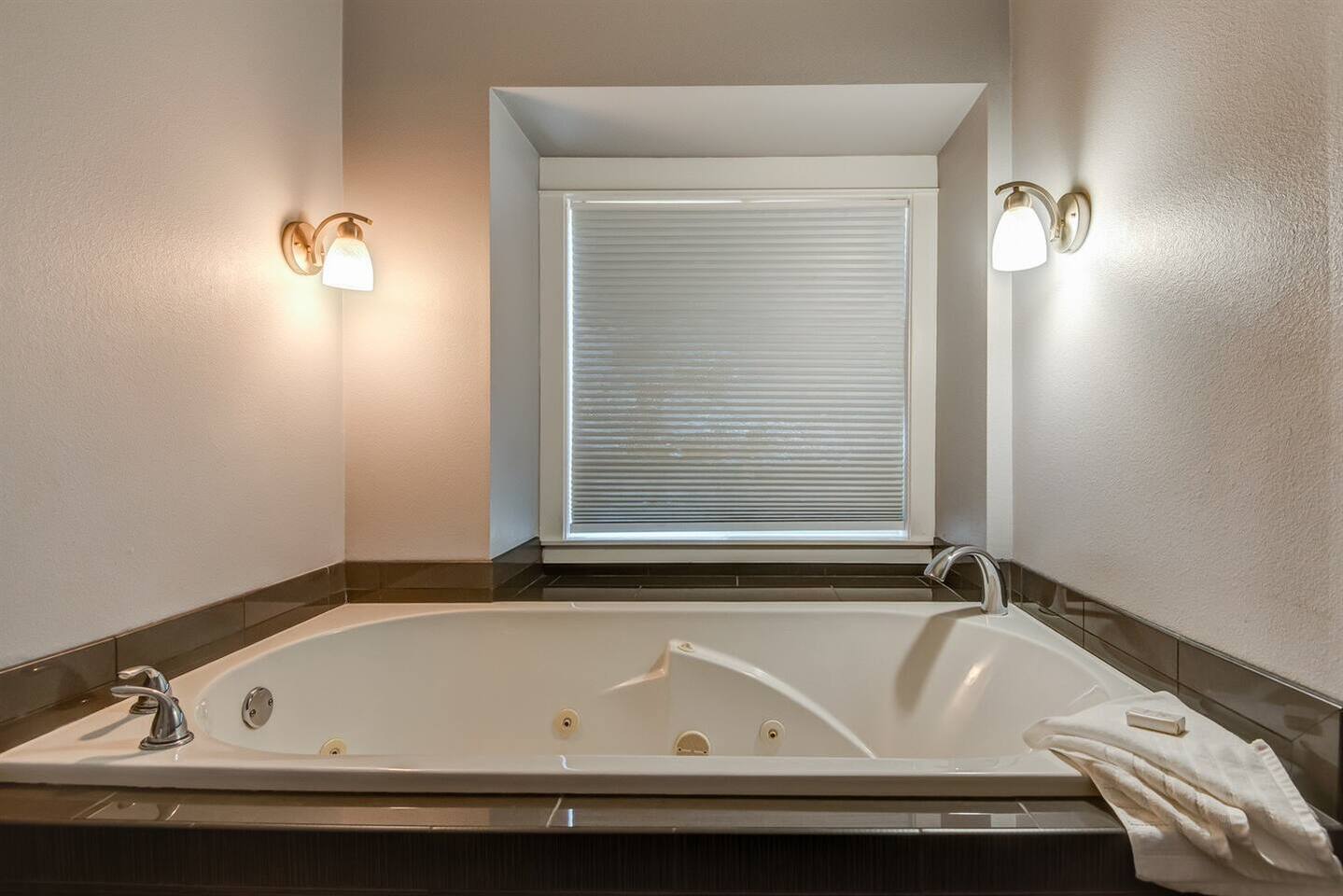 Seal Suite - Sweet Haven Nelscott Manor