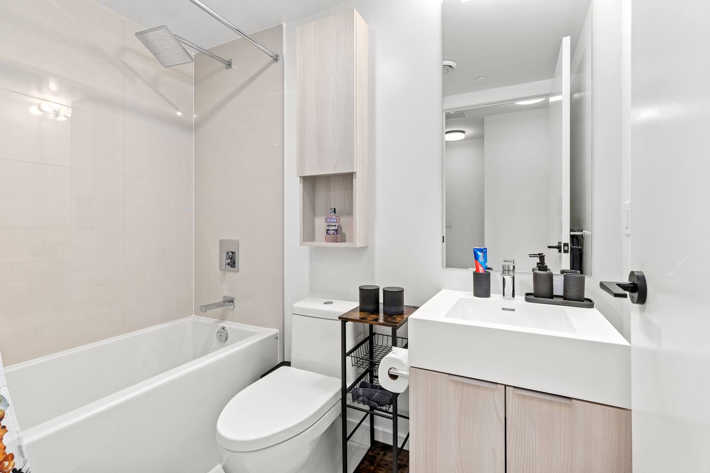 Modern 3BR/2.5BT Home + Free Parking