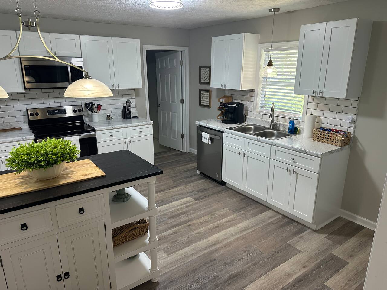 Westover House 4 BR w/ Gameroom 1/2 Mile to Depot!