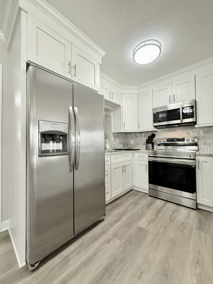 SERENE HOME:3 BEDROOMS-2 BATH-KITCHEN ISLAND-LIVING ROOMS-DESK/CHAIR BBQ-WASHER/DRYER- NEAR BEACH/LAKE/PARK/MUSEUM/SHOP/AIRPORT!