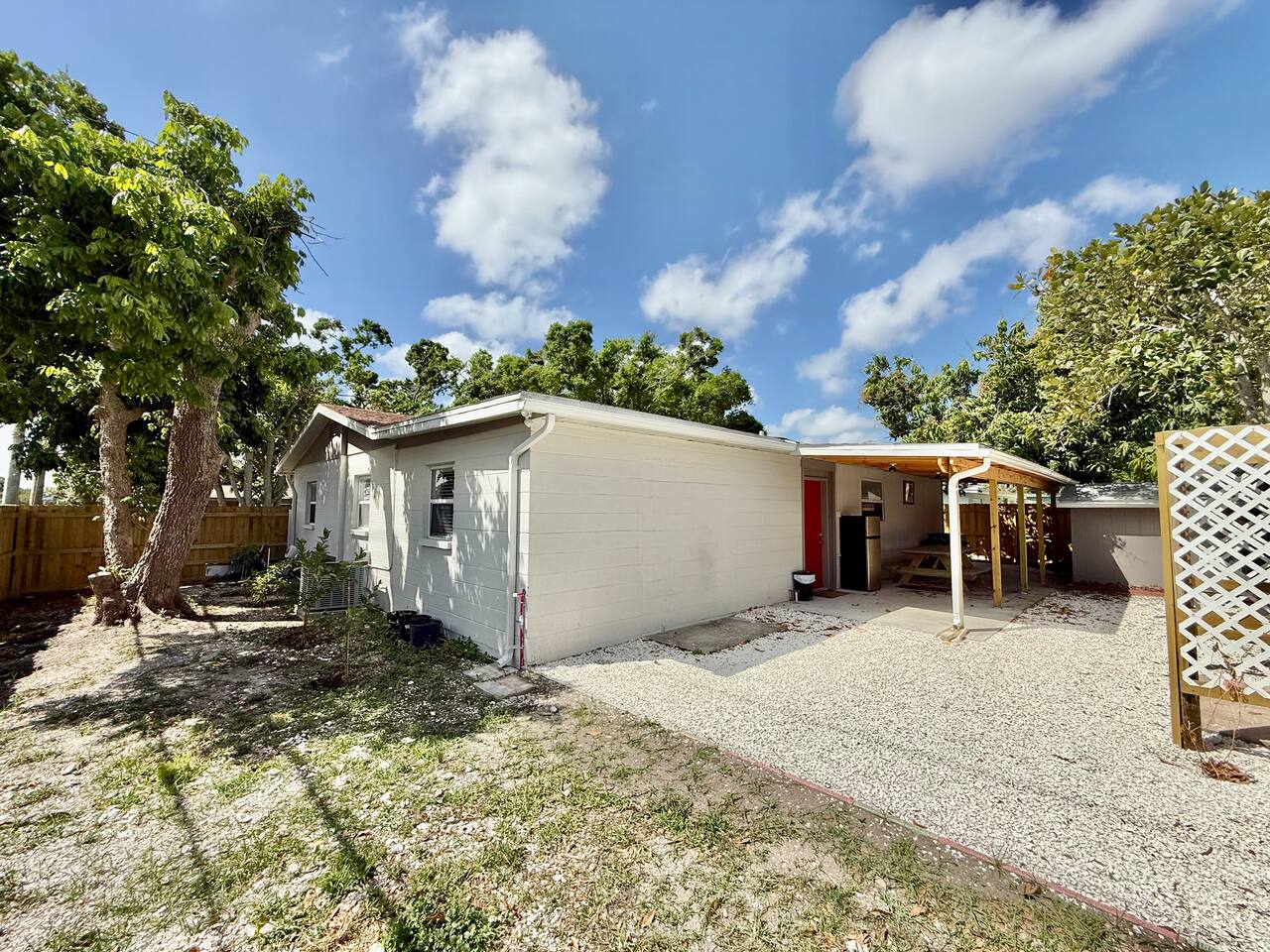 SERENE HOME:3 BEDROOMS-2 BATH-KITCHEN ISLAND-LIVING ROOMS-DESK/CHAIR BBQ-WASHER/DRYER- NEAR BEACH/LAKE/PARK/MUSEUM/SHOP/AIRPORT!