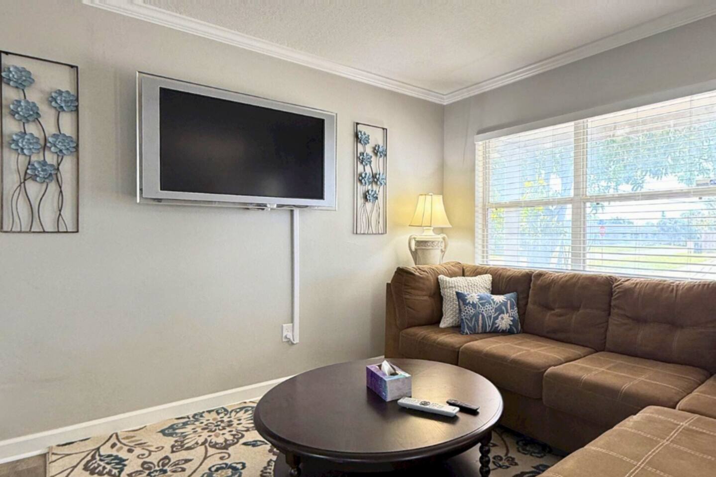 SERENE HOME:3 BEDROOMS-2 BATH-KITCHEN ISLAND-LIVING ROOMS-DESK/CHAIR BBQ-WASHER/DRYER- NEAR BEACH/LAKE/PARK/MUSEUM/SHOP/AIRPORT!