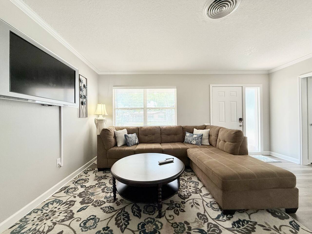 SERENE HOME:3 BEDROOMS-2 BATH-KITCHEN ISLAND-LIVING ROOMS-DESK/CHAIR BBQ-WASHER/DRYER- NEAR BEACH/LAKE/PARK/MUSEUM/SHOP/AIRPORT!