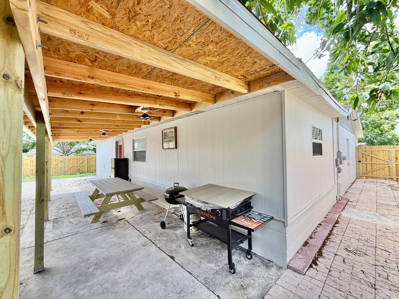 SERENE HOME:3 BEDROOMS-2 BATH-KITCHEN ISLAND-LIVING ROOMS-DESK/CHAIR BBQ-WASHER/DRYER- NEAR BEACH/LAKE/PARK/MUSEUM/SHOP/AIRPORT!