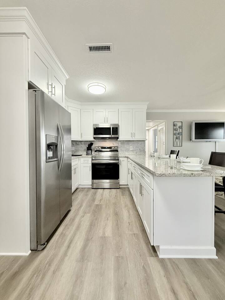 SERENE HOME:3 BEDROOMS-2 BATH-KITCHEN ISLAND-LIVING ROOMS-DESK/CHAIR BBQ-WASHER/DRYER- NEAR BEACH/LAKE/PARK/MUSEUM/SHOP/AIRPORT!