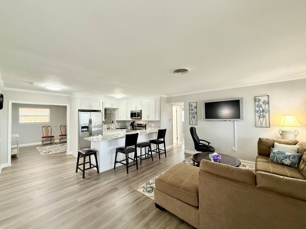 SERENE HOME:3 BEDROOMS-2 BATH-KITCHEN ISLAND-LIVING ROOMS-DESK/CHAIR BBQ-WASHER/DRYER- NEAR BEACH/LAKE/PARK/MUSEUM/SHOP/AIRPORT!
