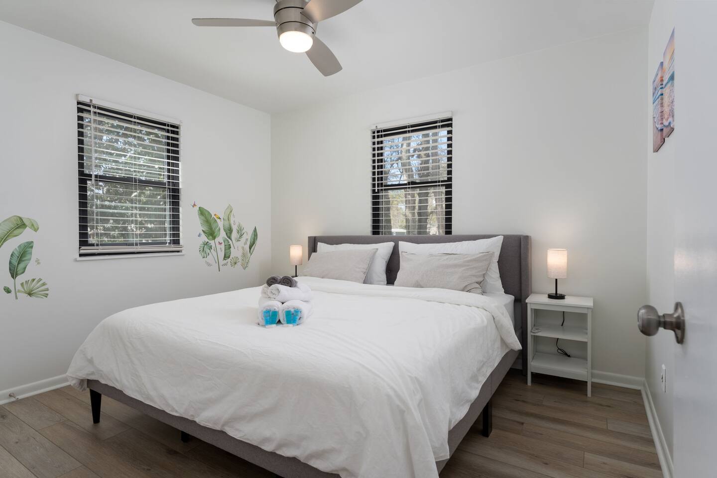 King bed | 5 min to beach | Fence in Back Yd