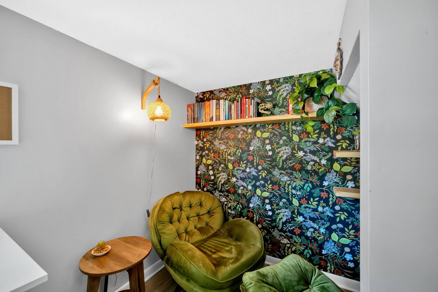 Retro West Knox Pad | WFH Office | 15 to Downtown