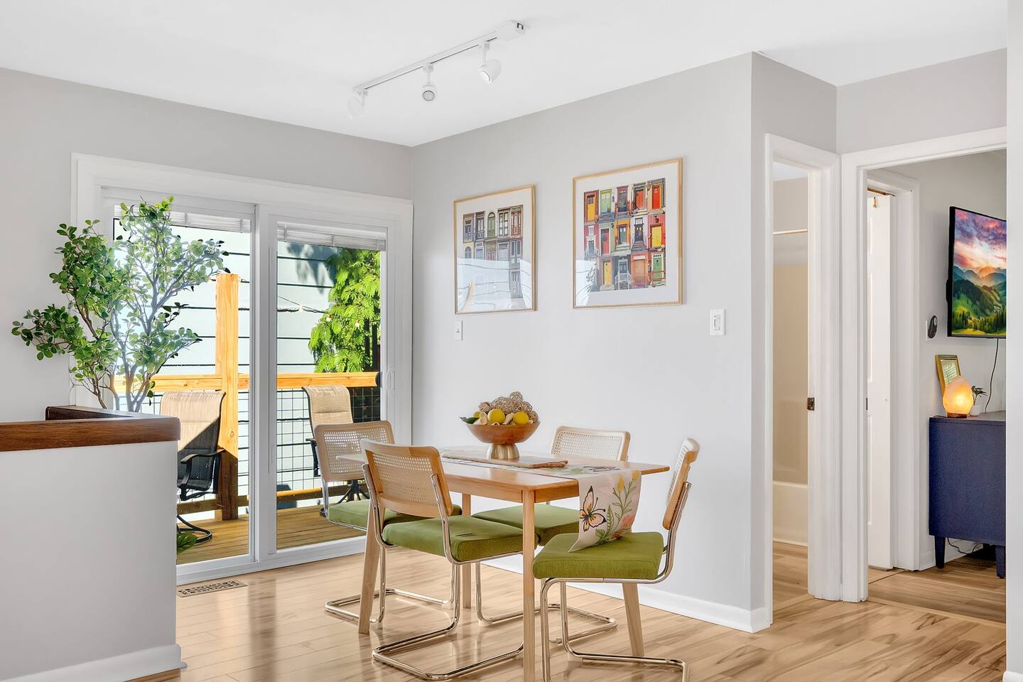 Retro West Knox Pad | WFH Office | 15 to Downtown