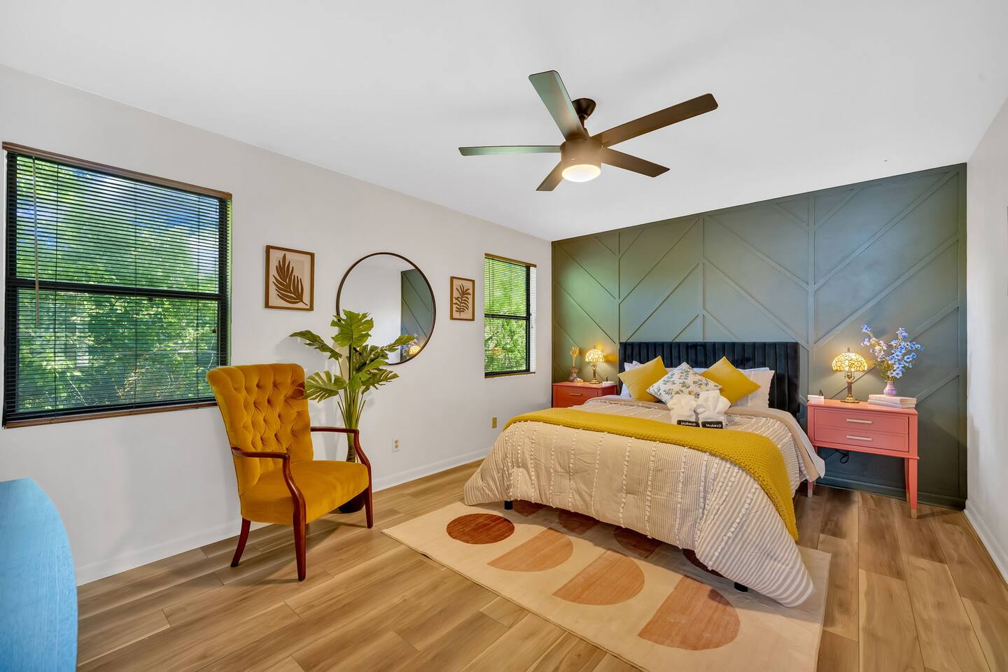 Retro West Knox Pad | WFH Office | 15 to Downtown