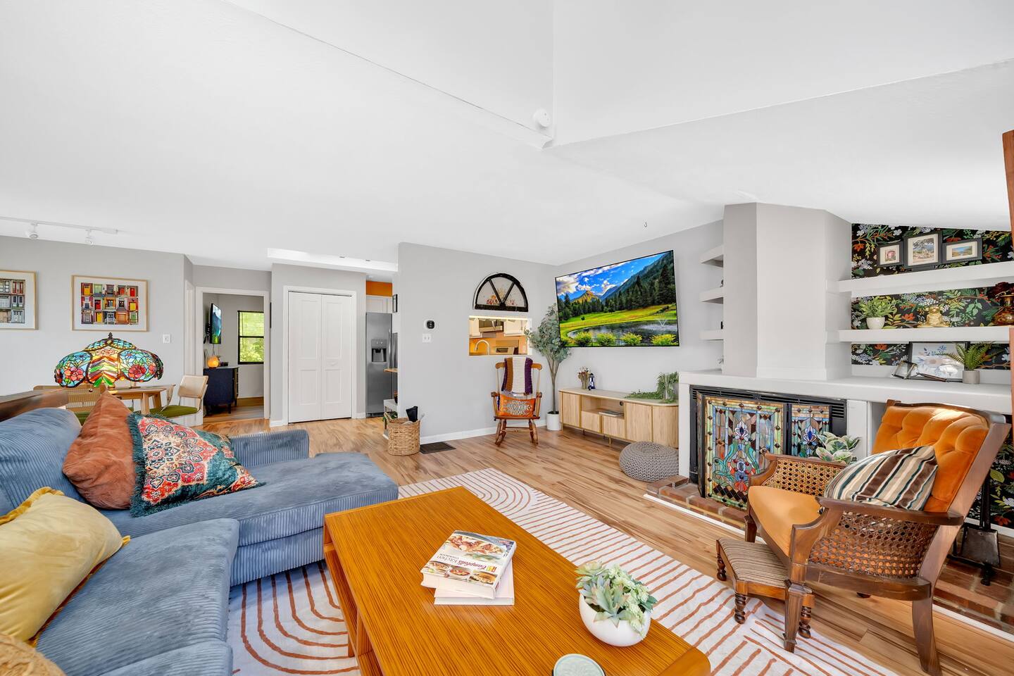 Retro West Knox Pad | WFH Office | 15 to Downtown
