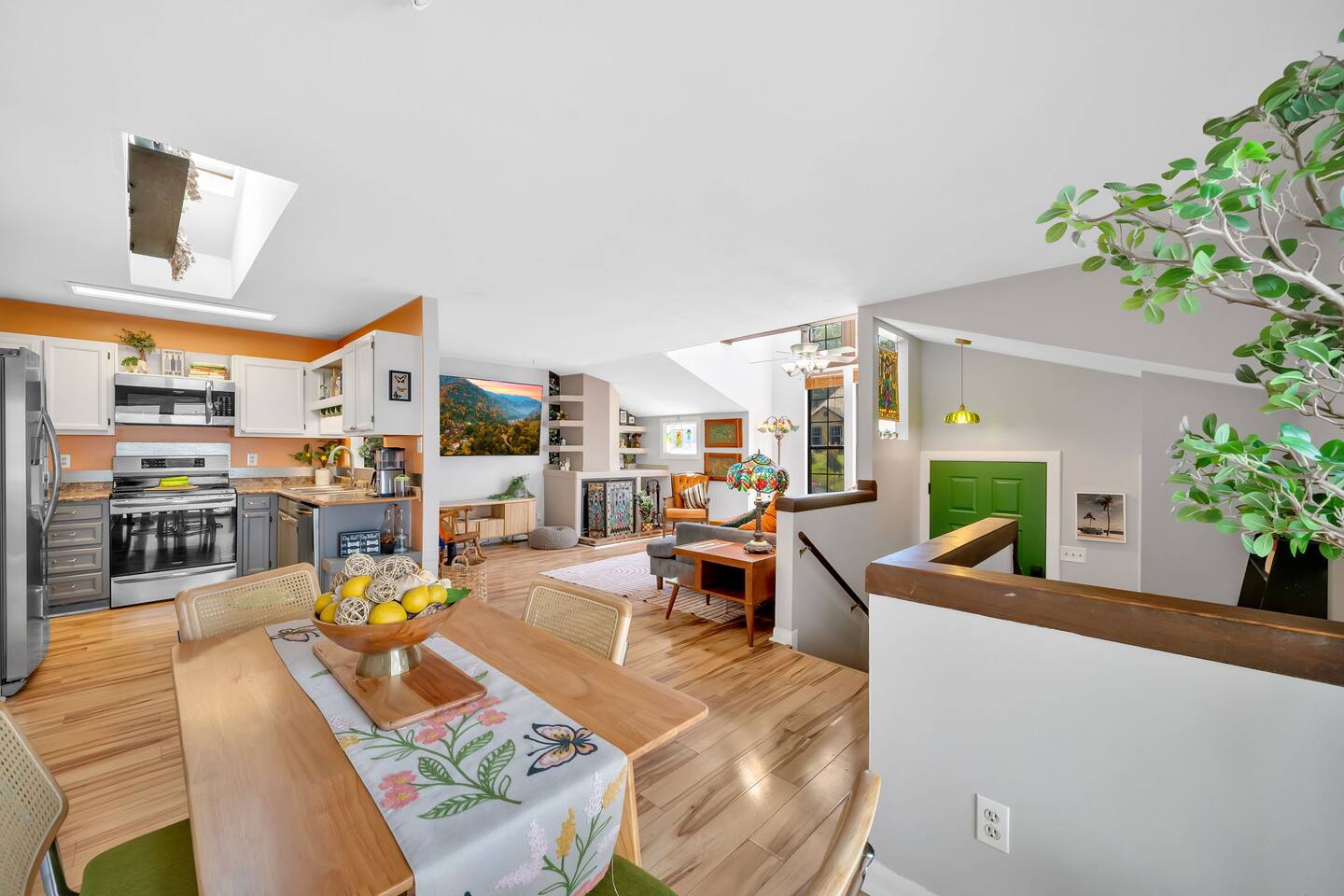 Retro West Knox Pad | WFH Office | 15 to Downtown