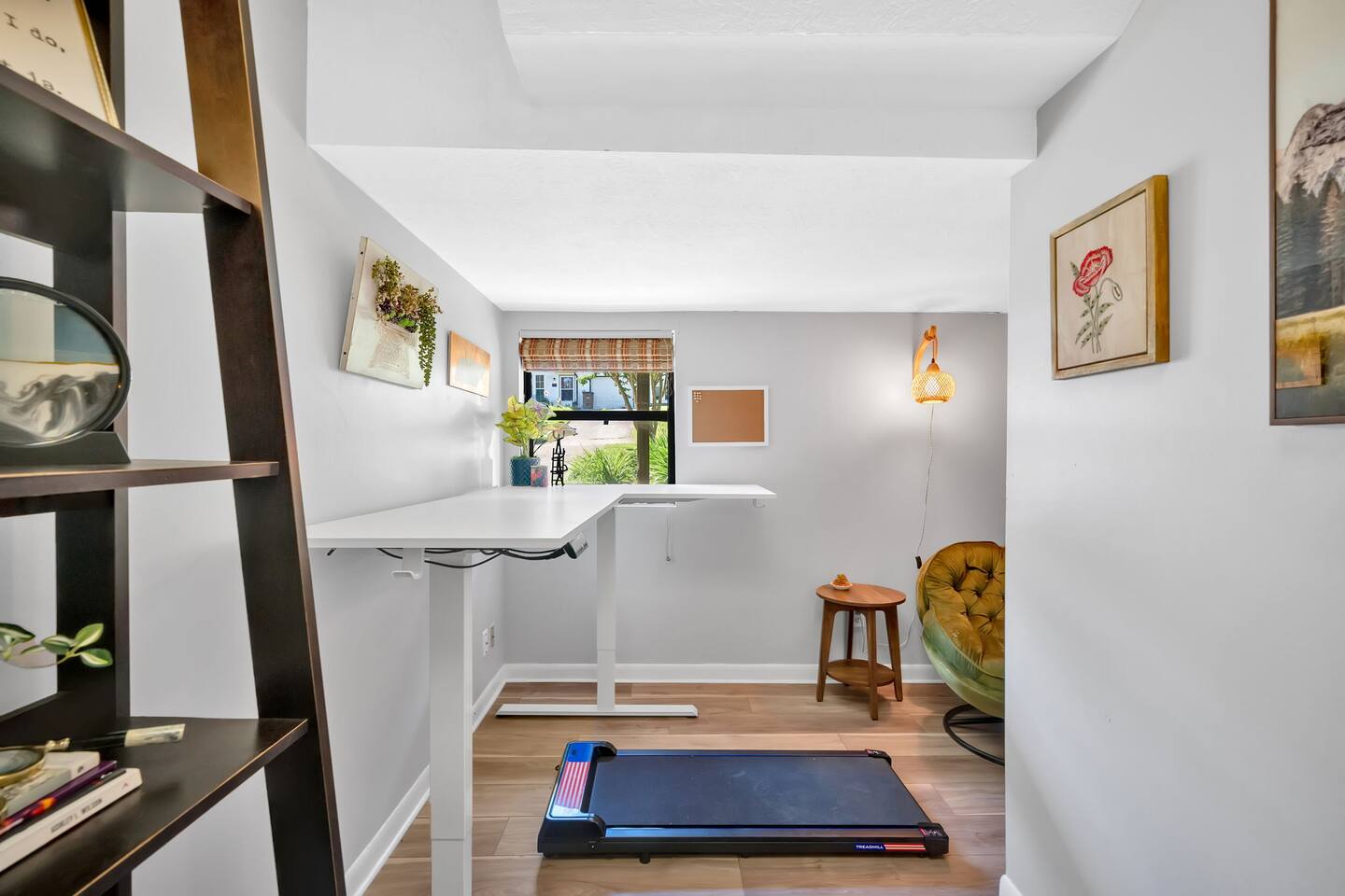 Retro West Knox Pad | WFH Office | 15 to Downtown