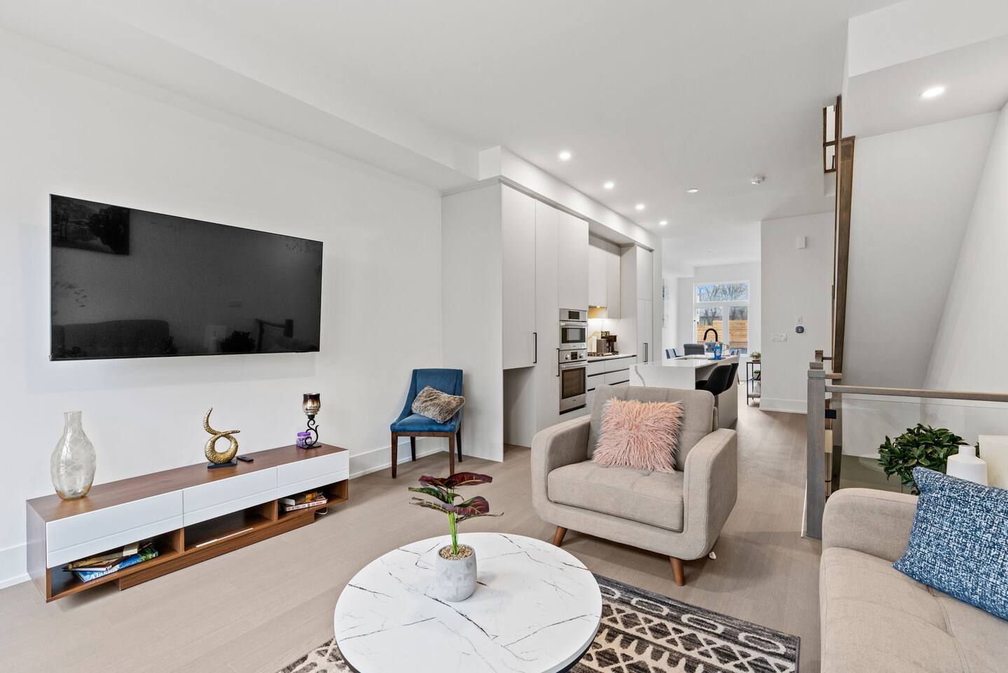 Luxury Townhouse w/ Rooftop deck, Patio & Parking