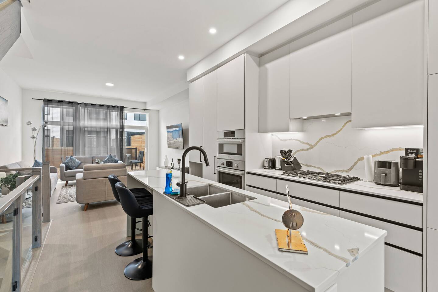 Luxury Townhouse w/ Rooftop deck, Patio & Parking β Mississauga β vacation rental