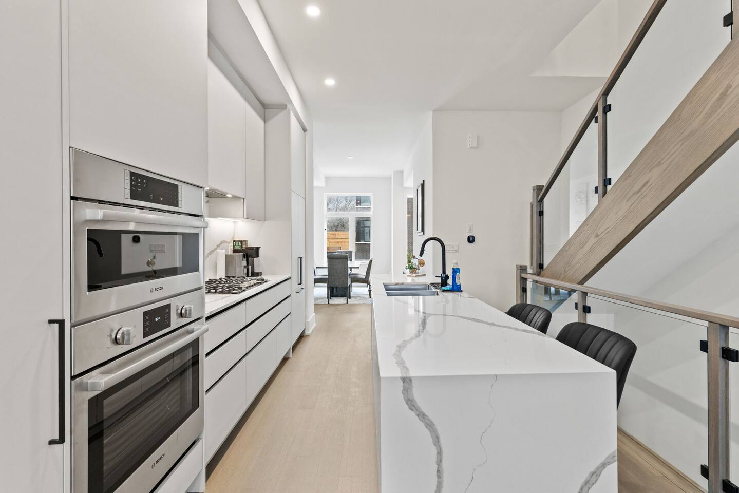 Luxury Townhouse w/ Rooftop deck, Patio & Parking