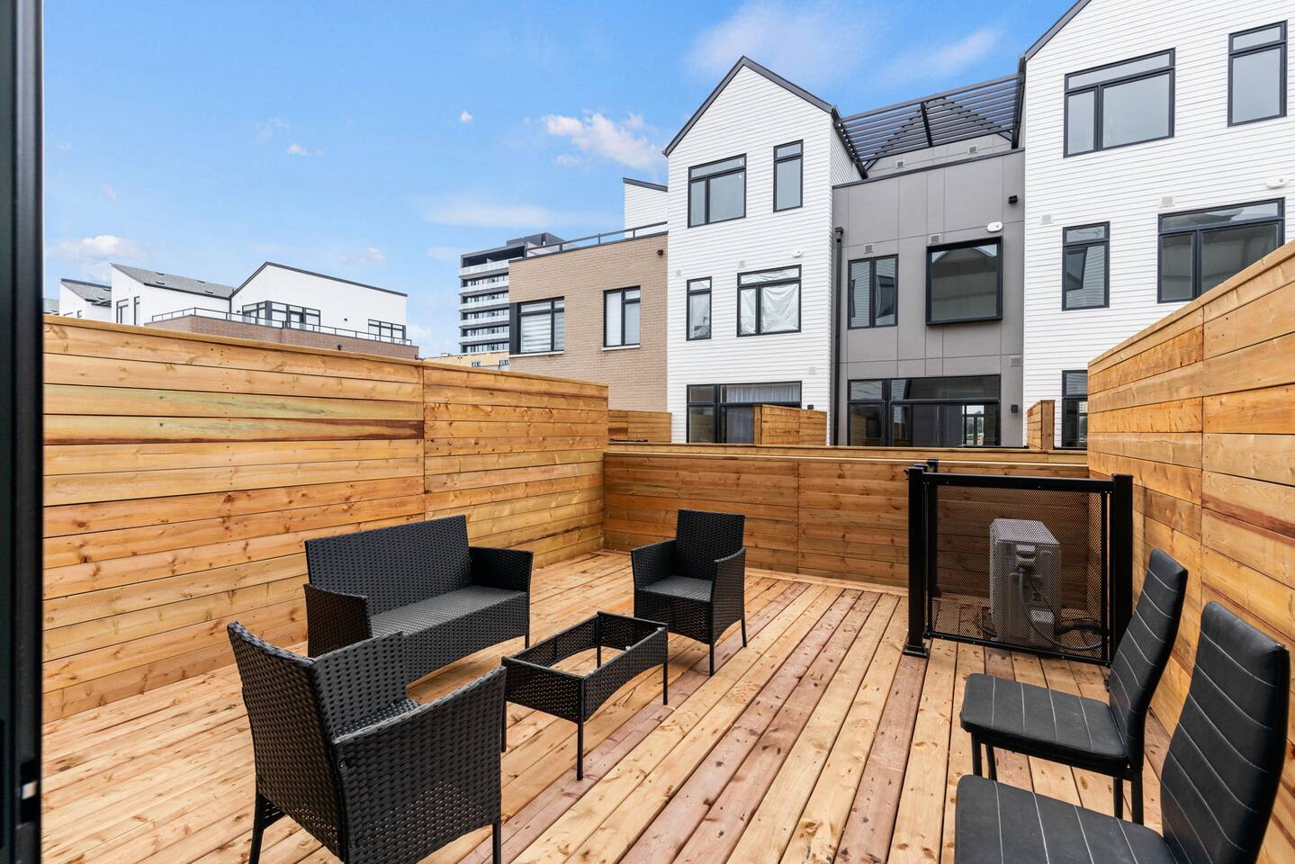 Luxury Townhouse w/ Rooftop deck, Patio & Parking