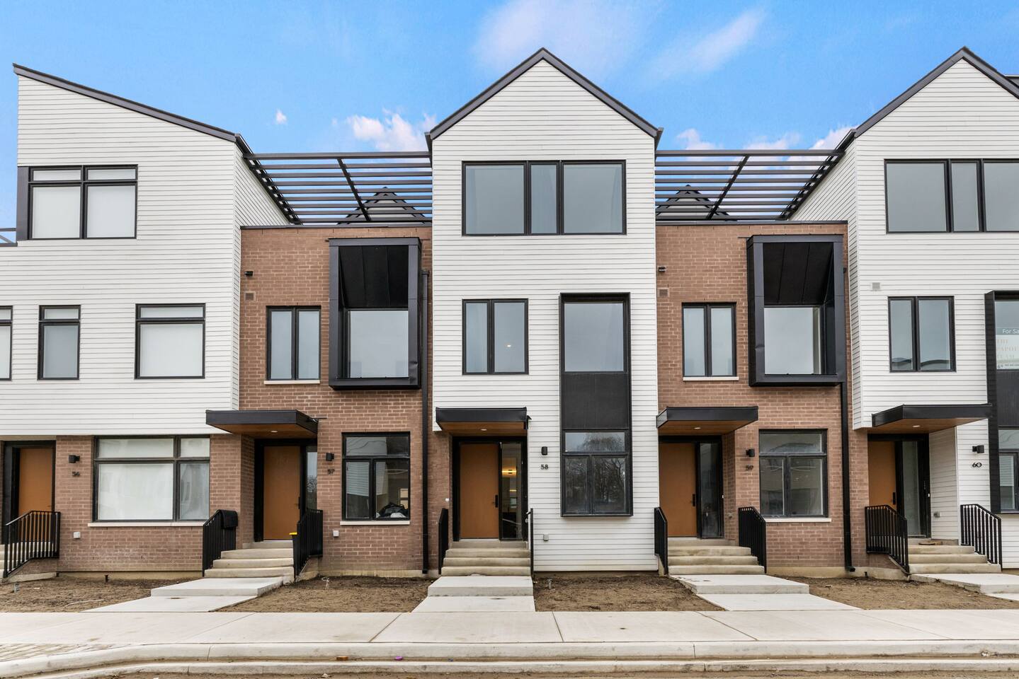 Luxury Townhouse w/ Rooftop deck, Patio & Parking