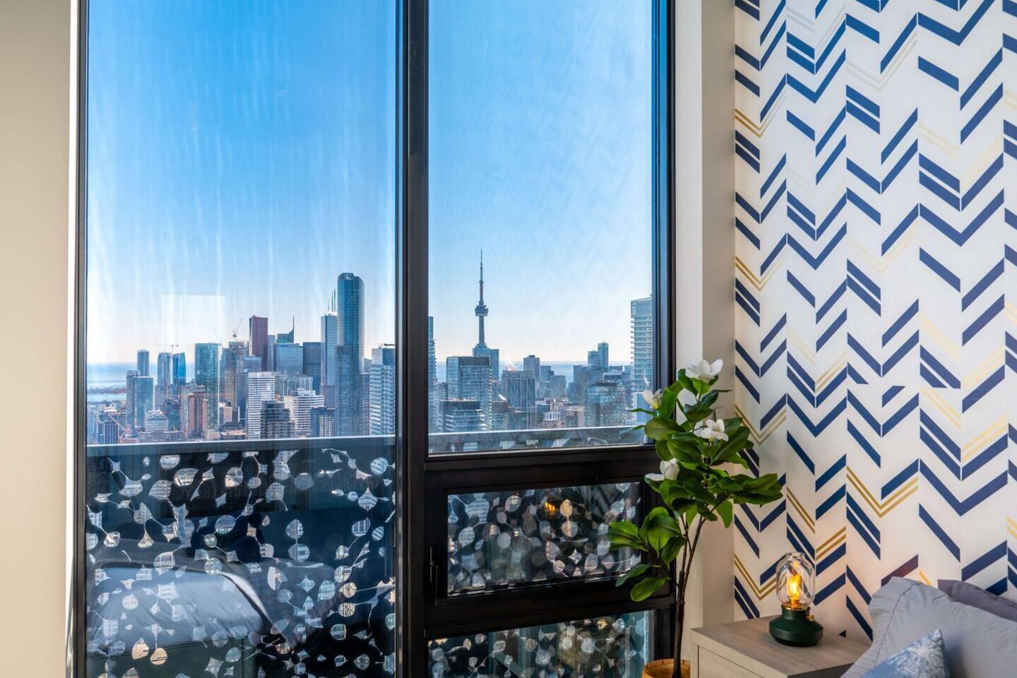 Downtown 2BR Condo w/ CN Tower Views