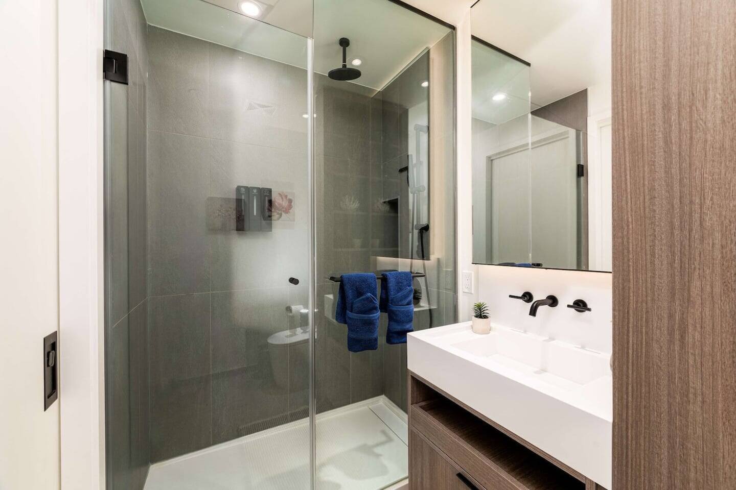 Downtown 2BR Condo w/ CN Tower Views