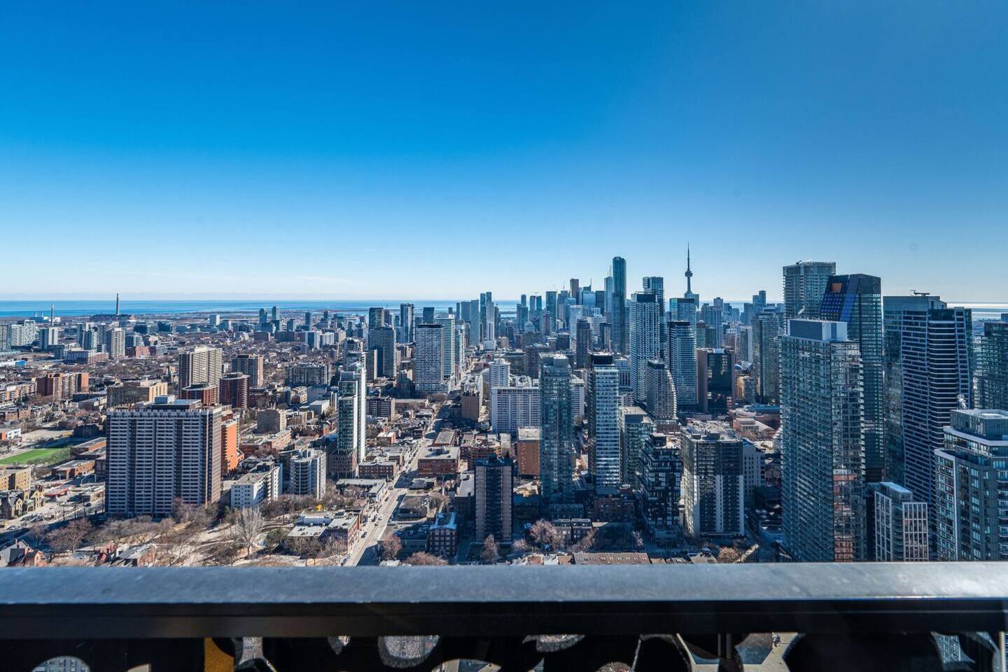 Downtown 2BR Condo w/ CN Tower Views