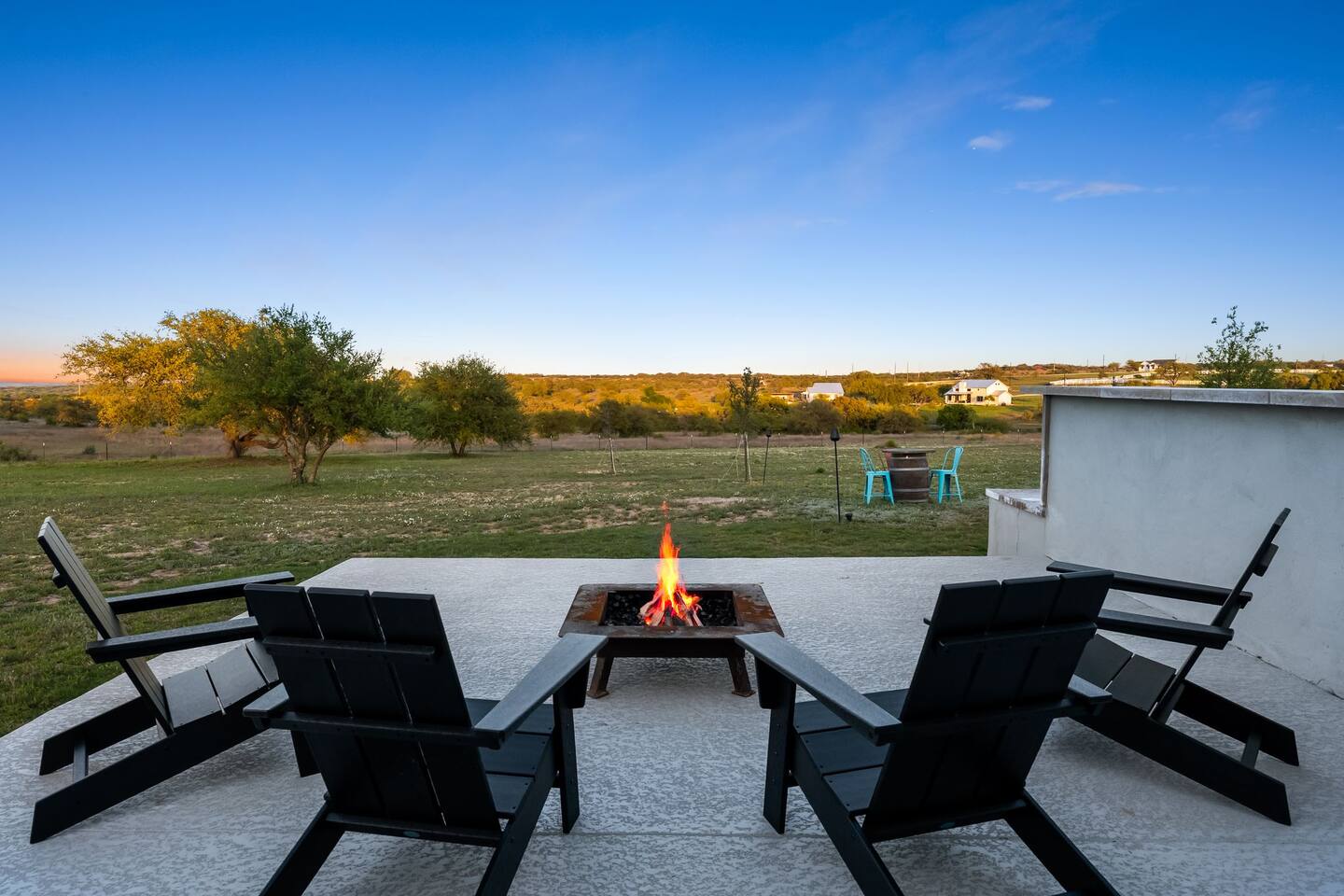 NEW Hot Tub, Pool, Fire Pit, Views on 10 acres