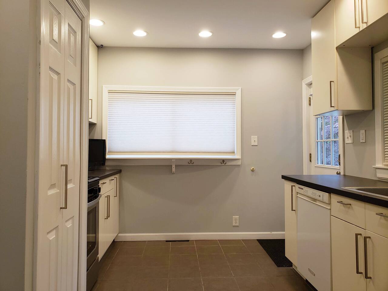 Modern Apt 5 Miles to Beach 5 Min Walk to Westerly