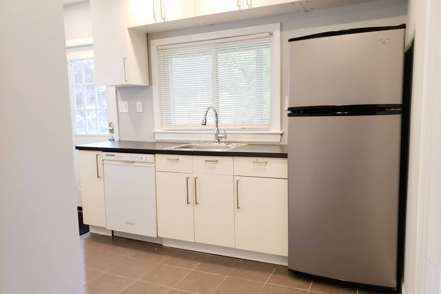 Modern Apt 5 Miles to Beach 5 Min Walk to Westerly