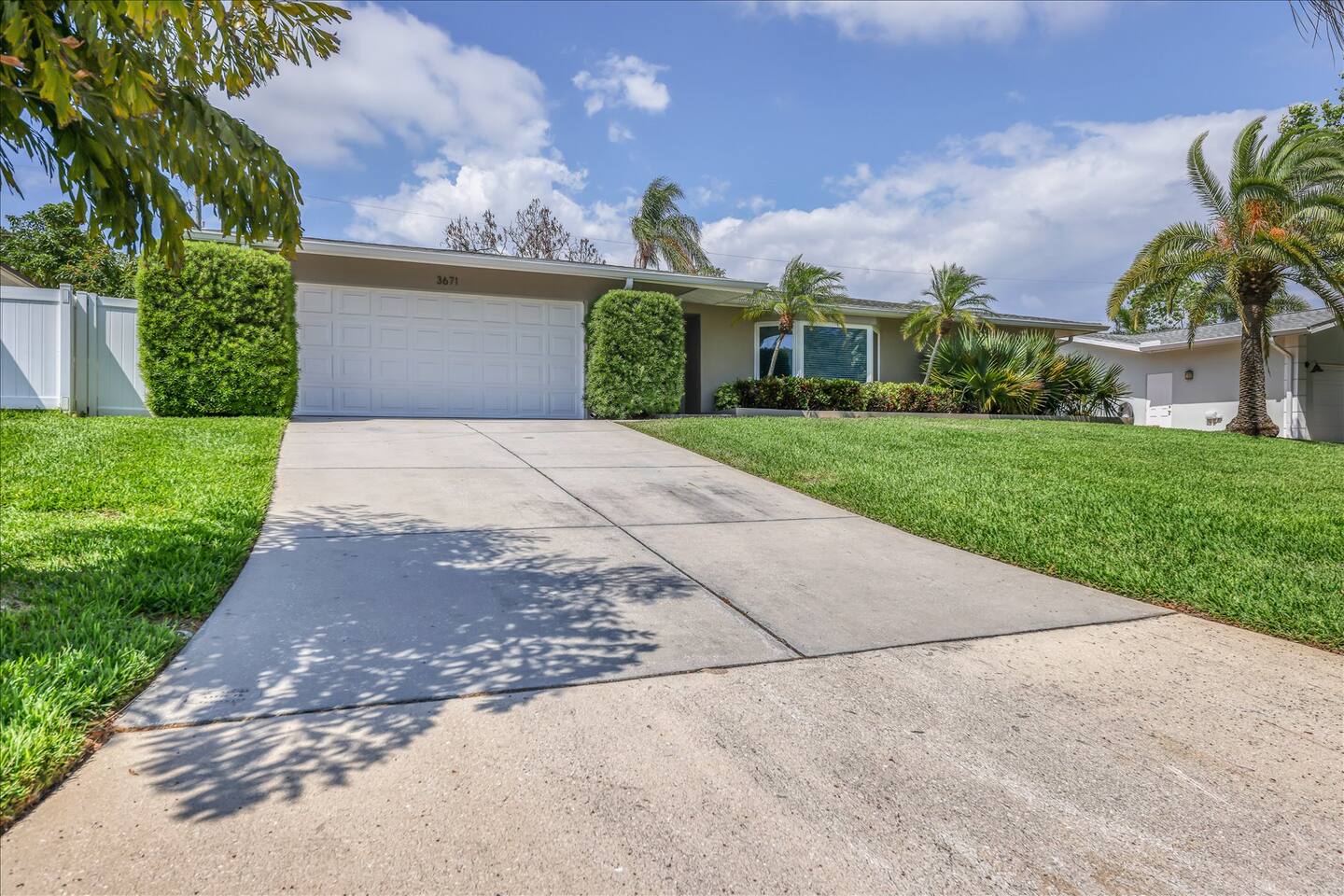 Tropical Escape | Modern | Minutes From Beach!