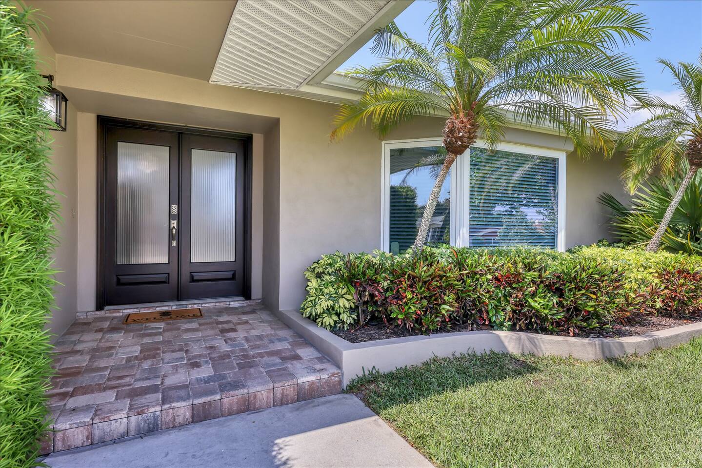 Tropical Escape | Modern | Minutes From Beach!