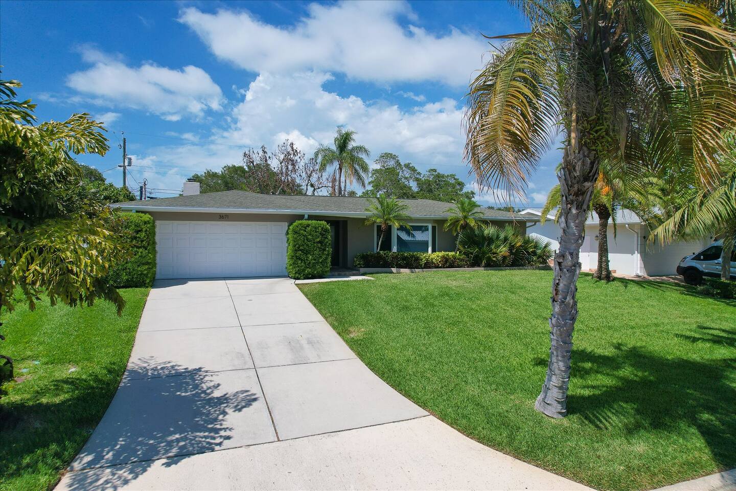Tropical Escape | Modern | Minutes From Beach!