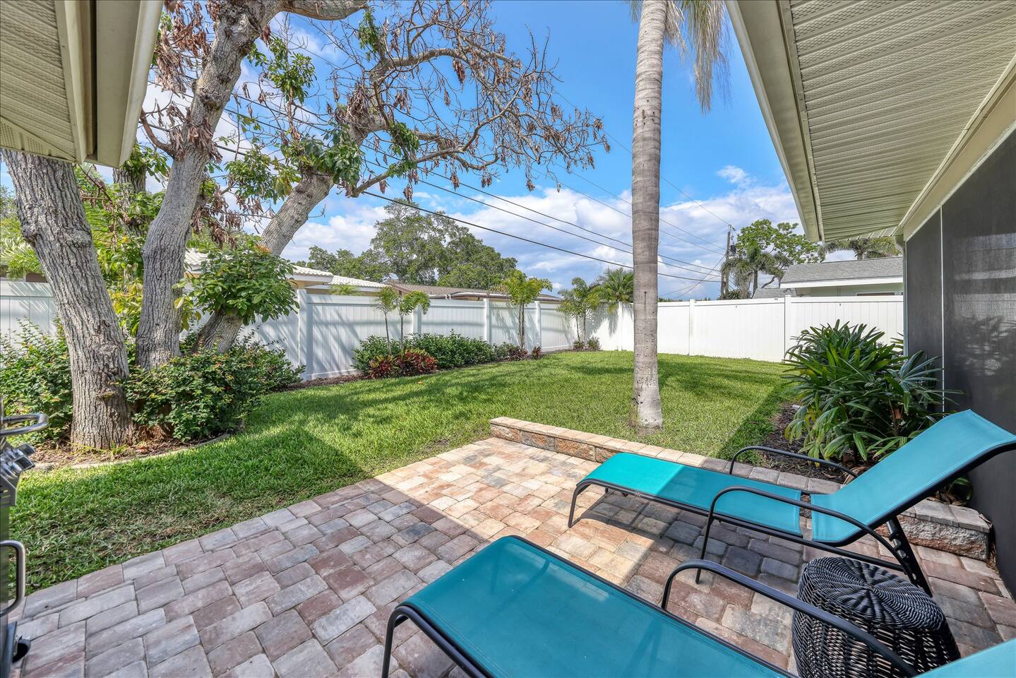 Tropical Escape | Modern | Minutes From Beach!