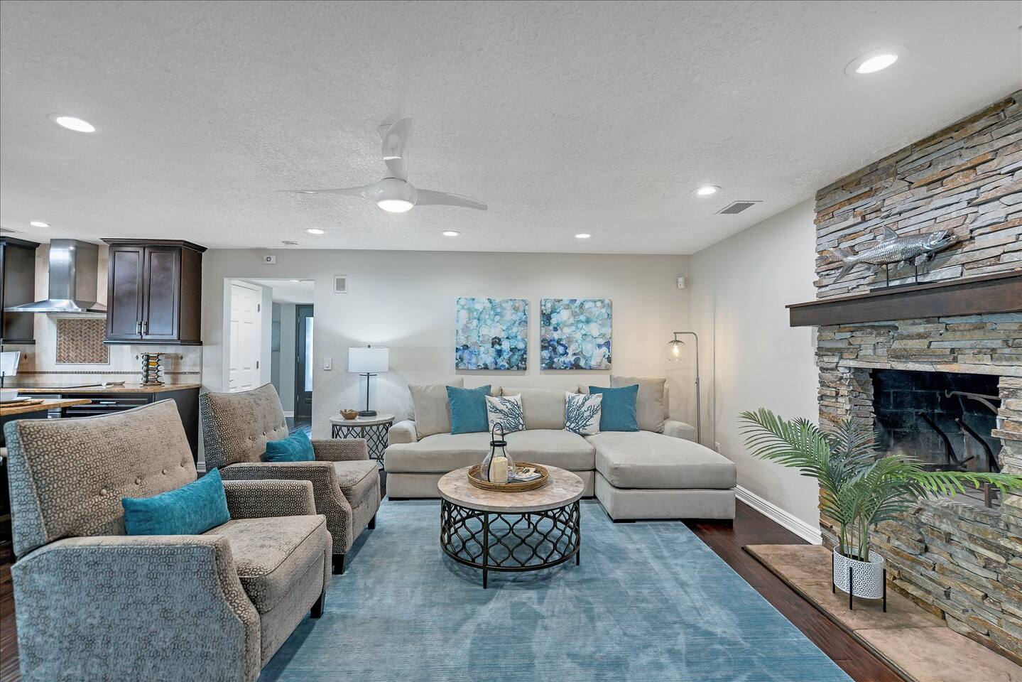 Tropical Escape | Modern | Minutes From Beach!