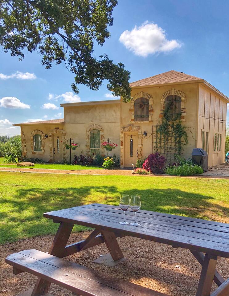 Fortunata Winery Villa #2, Cozy & Modern Retreat