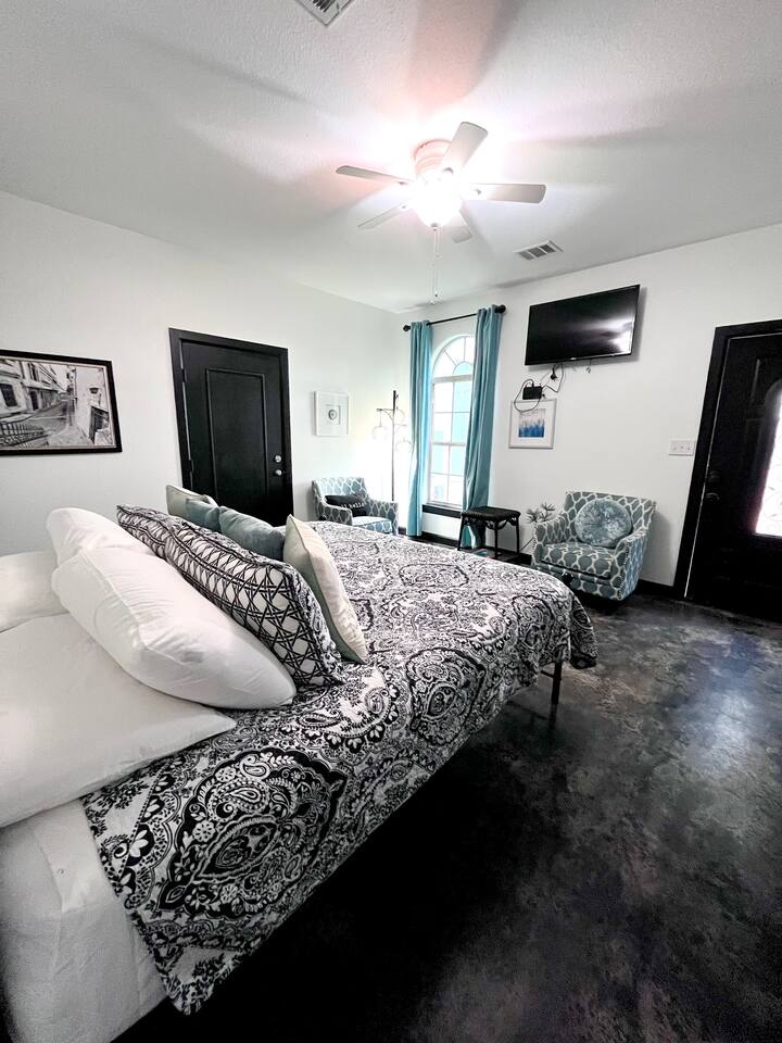 Fortunata Winery Villa #4, Stylish Retreat for Two — Aubrey — vacation rental