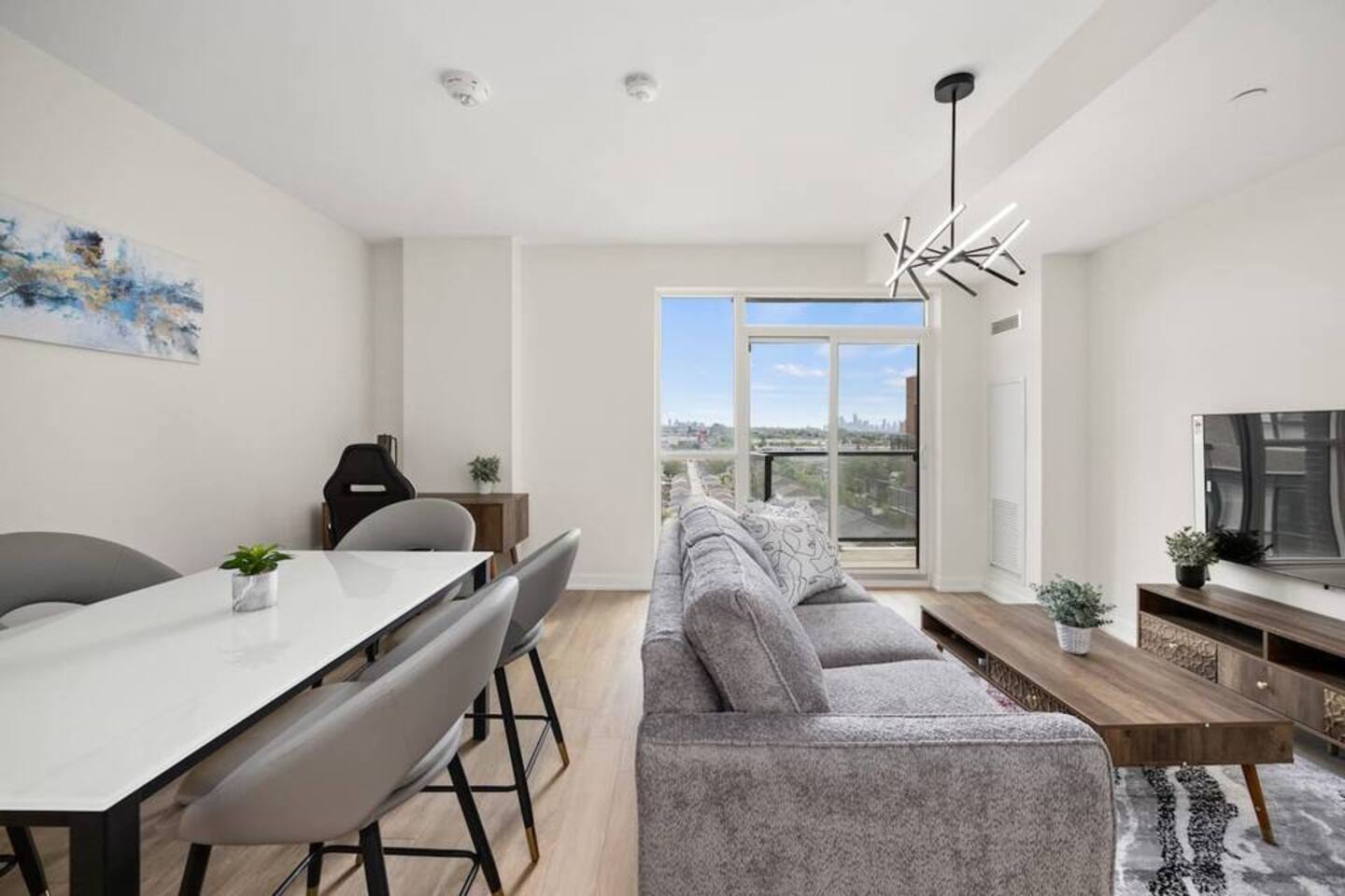 Elegant 4BR Condo with City Views & Free Parking — Toronto — vacation rental
