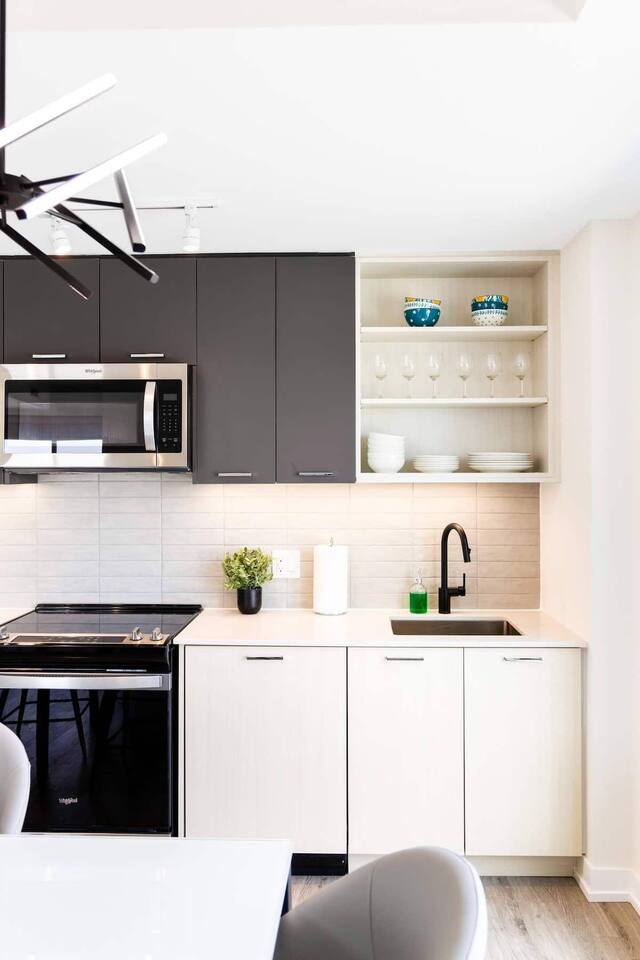 Spacious 3-BDR Home with Incredible View + parking