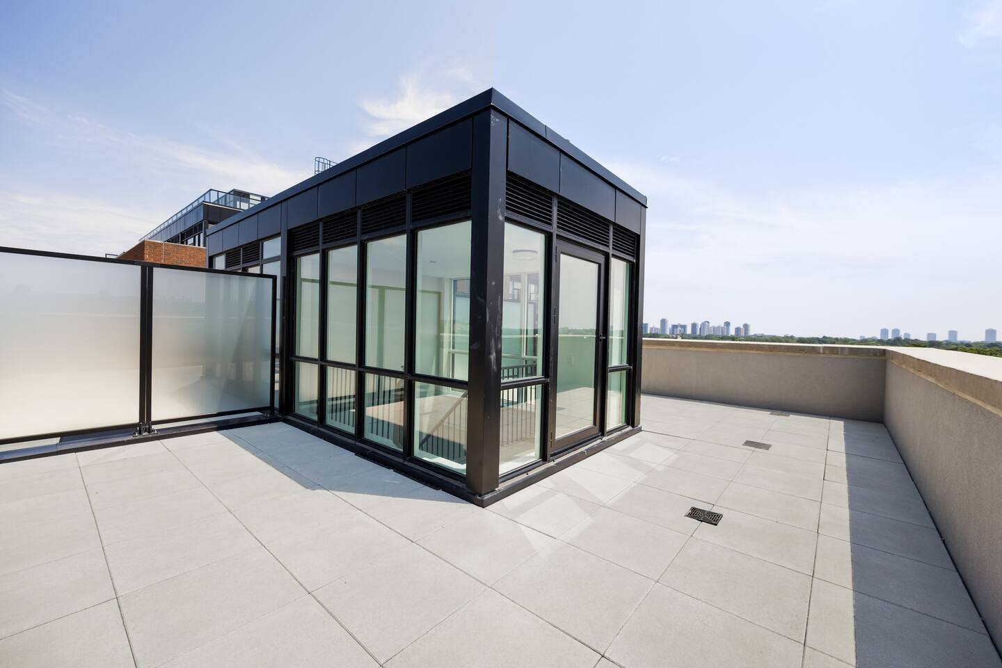 2-Level 3BR SkyLoft • City Views • Huge Terrace