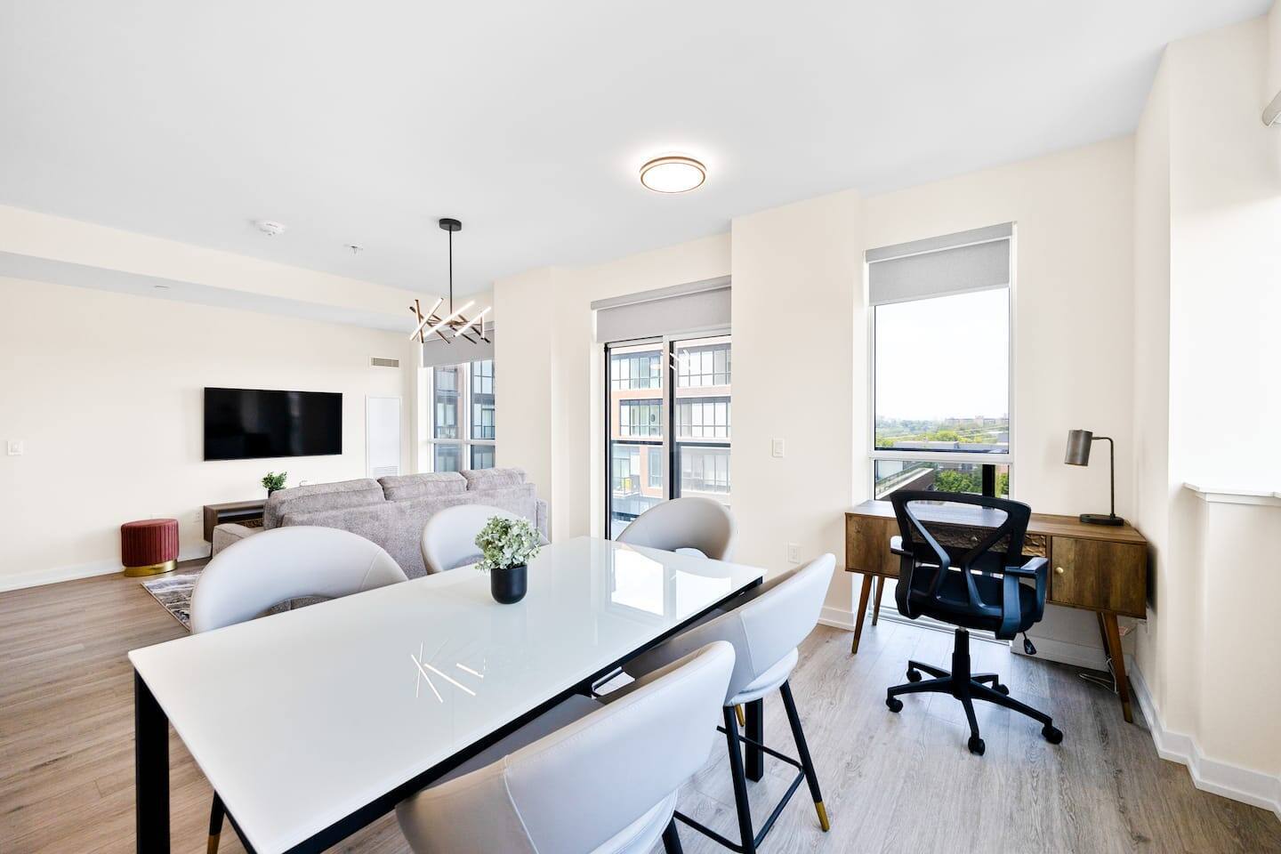 Sun Kissed Condo with Terrace & Free Parking — Toronto — vacation rental
