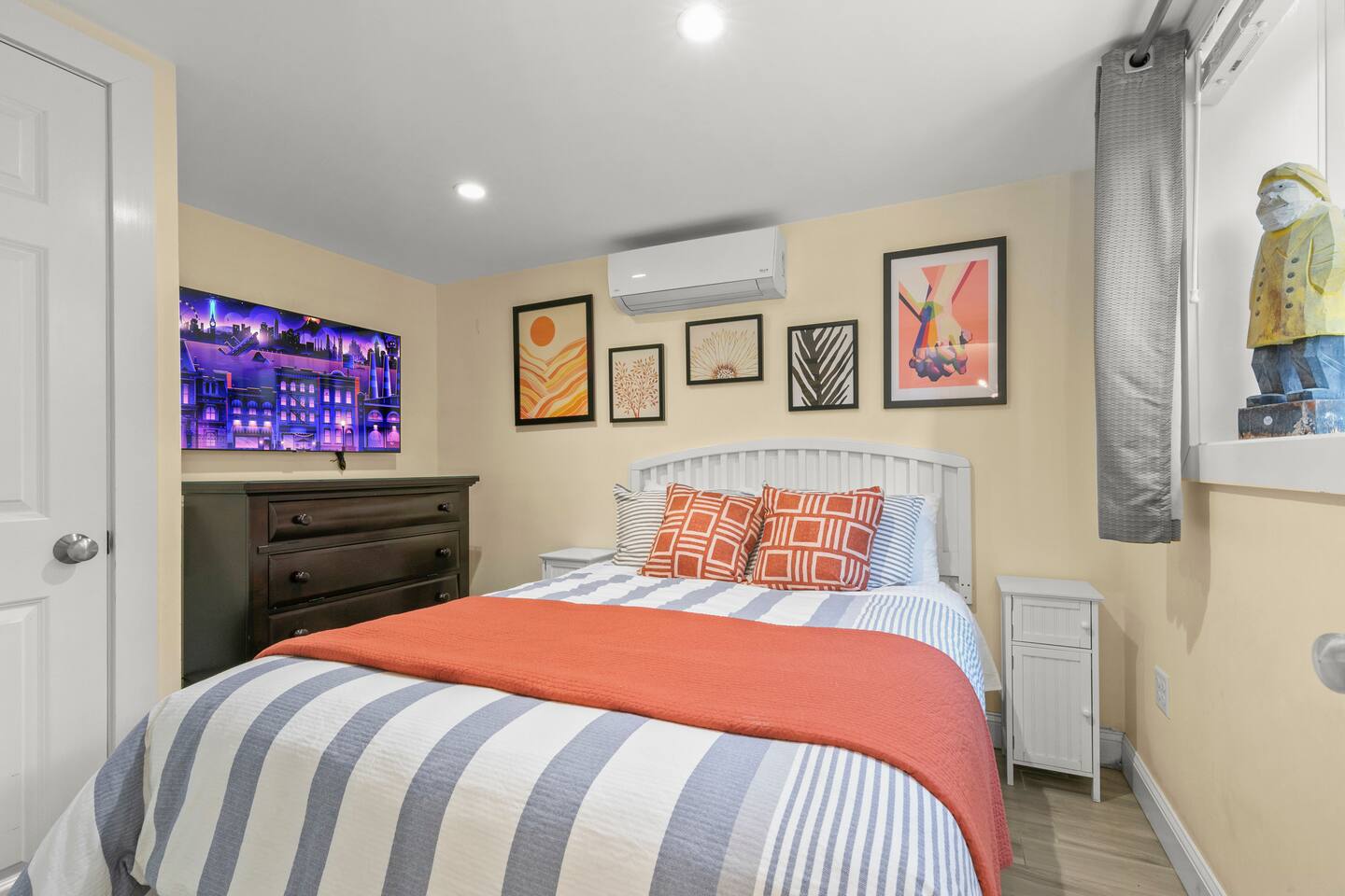 Pet-Friendly Beachside Condo + Parking on Comm St