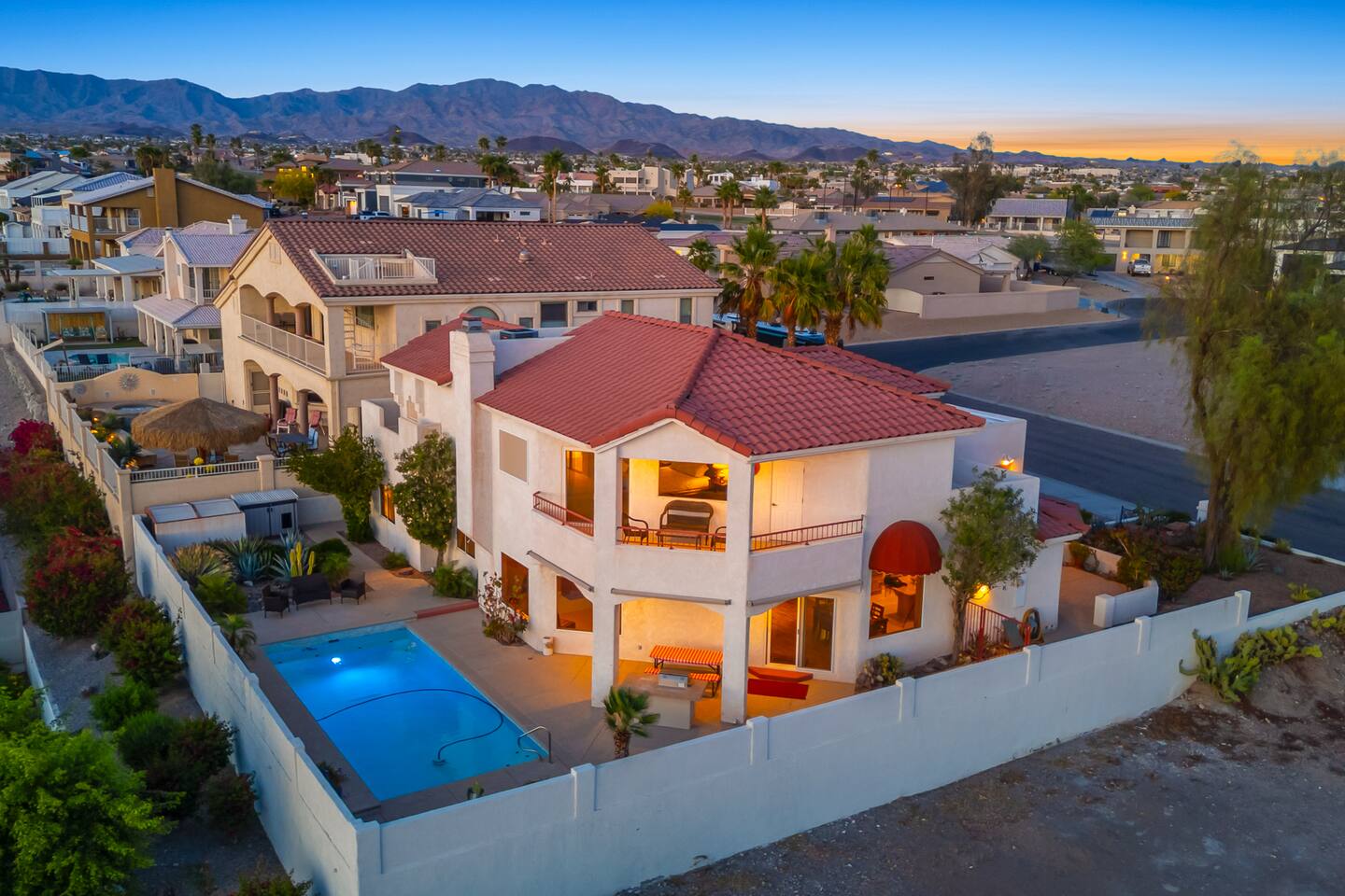 Luxury Golf Course & Lake Views | Pool | 4bd | BBQ