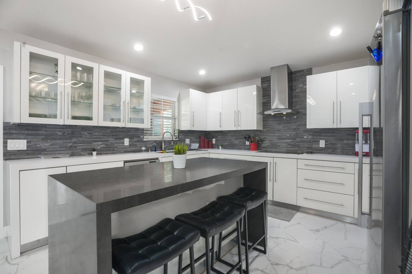 Marble Luxe | Acre of Privacy | Upscale Retreat